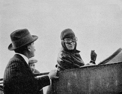 मिस ट्रेहावके-डेविस ने अपने ब्लेयरियट मोनोप्लैन्स में से एक, 1913 1934 के यात्रियों की सीट पर द्वारा उड़ान की तस्वीर