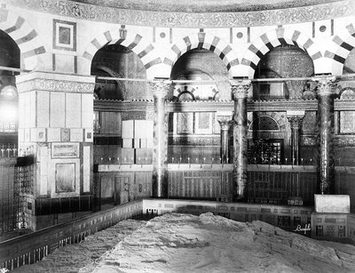 जेरूसलम में उमर की मस्जिद का आंतरिक भाग। स्तंभों और संगमरमर के स्तंभों की दो पंक्तियाँ यहूदी और मुसलमानों के लिए पवित्र चट्टान के चारों ओर हैं द्वारा फेलिक्स बोनफिल्स