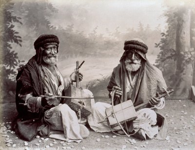 विनम्र जातीय पोशाक में दो अरबी संगीतकारों का चित्रण। स्टूडियो में बुजुर्ग लोग जमीन पर बैठे हैं। उनके पीछे एक लकड़ी के परिदृश्य की पृष्ठभूमि है द्वारा फेलिक्स बोनफिल्स