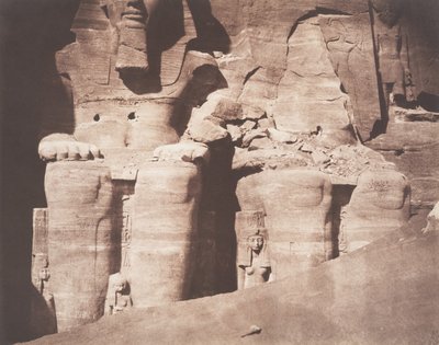 अबो-सेम्बिल, ग्रैंड स्पियोस, निचले हिस्से से देखी गई विशाल मूर्तियाँ, 1851-52। द्वारा फेलिक्स टाइनार्ड