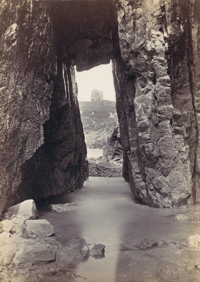 [व्यू थ्रू रॉक्स ऑफ टावर ऑन हिल], 1870। द्वारा फ्रांसिस बेडफोर्ड