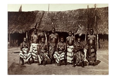 किंग जॉर्ज की पत्नियाँ, ओपोबो, कैलाबर के पास, नाइजीरिया, c.1870 (एल्बम प्रिंट) द्वारा फ्रांसिस डब्ल्यू जोक