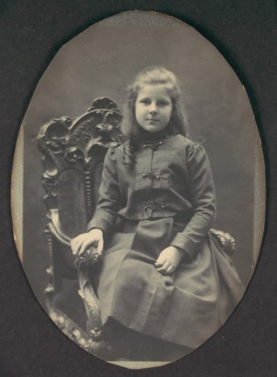 [रिंगलेट्स वाली लड़की, बैठी हुई, तीन-चौथाई लंबाई], 1890। द्वारा फ्रेडरिक गुटेकुंस्ट