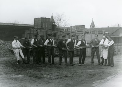 जूलॉजिकल सोसाइटी स्टाफ, लंदन जू, 1924 के ग्यारह सदस्यों द्वारा 20 फीट लंबा अजगर द्वारा फ्रेडरिक विलियम बॉन्ड