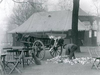 1924 में लंदन चिड़ियाघर में एक बैंक अवकाश के बाद समाशोधन (b/w फोटो) द्वारा फ्रेडरिक विलियम बॉन्ड