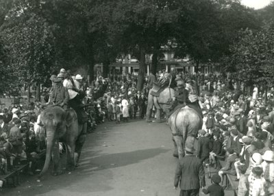 अगस्त 1926 में लंदन चिड़ियाघर में दर्शकों की भीड़ द्वारा देखे गए तीन एशियाई हाथियों के साथ हाथी की सवारी (b/w photo) द्वारा फ्रेडरिक विलियम बॉन्ड