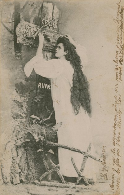क्राइस एस्पेरे ऐम (विश्वास आशा प्यार)। 1913 में पोस्टकार्ड भेजा गया। दाहिने किनारे पर हस्तलेख परिवार के सदस्यों के बीच व्यक्तिगत संदेश है। द्वारा फ्रेंच फोटोग्राफर