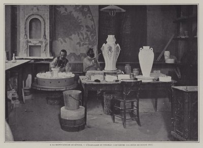 सेव्रेस पोर्सिलेन फ़ैक्टरी, फ़्रांस में ब्रश द्वारा एनामेलिंग (b/w photo) द्वारा फ्रेंच फोटोग्राफर