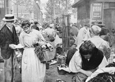 खरीदारों और विक्रेताओं के बीच हॉकर, लेस हॉल, पेरिस, 1896 द्वारा French Photographer
