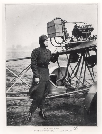 1914 से पहले, हेलेन डुट्रीयू (1877-1961) एक विमान के पास खड़ा था द्वारा फ्रेंच फोटोग्राफर
