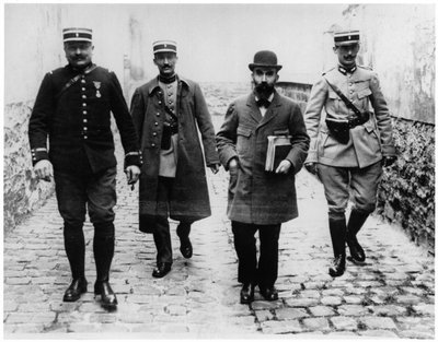 हेनरी डिज़ायर लैंडरू (1869-1922) तीन पुलिसकर्मियों के साथ, c.1919 द्वारा फ्रेंच फोटोग्राफर