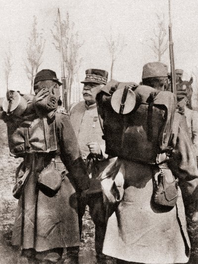द इलस्ट्रेटेड वॉर न्यूज, 1915 से मार्शल जोसेफ जैक्स सेइरे जोफ्रे ने अपने सैनिकों का निरीक्षण किया द्वारा फ्रेंच फोटोग्राफर