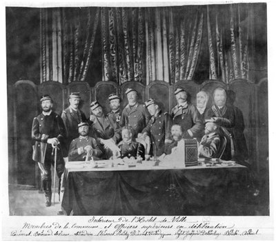 पेरिस और फील्ड अधिकारियों के होटल डे विले में कम्यून के सदस्य, 1871 में पहुंचते हैं द्वारा फ्रेंच फोटोग्राफर