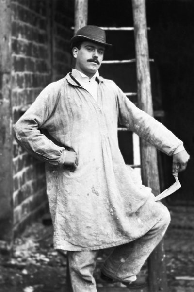 हाउते मार्ने में बोर्मोंट के पास, सेप्टफोंटेन्स के अभय के जीर्णोद्धार (1886 से) में कार्यरत एक मैकॉन का पोर्ट्रेट। 19 वीं सदी के अंत में फोटोग्राफी। डुकोस संग्रह। द्वारा फ्रेंच फोटोग्राफर