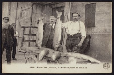 Brioude, Haute-Loire, c.1900 में सामन की एक अच्छी पकड़ का चित्रण पोस्टकार्ड द्वारा फ्रेंच फोटोग्राफर