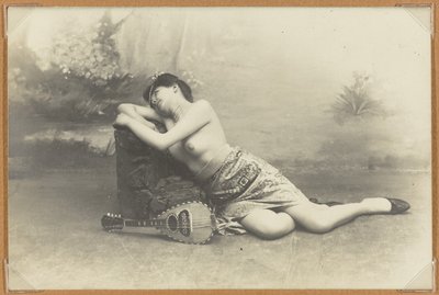 मेन्डोलिन के साथ फिर से चमकती महिला, c.1895 (जिलेटिन सिल्वर प्रिंट) द्वारा फ्रेंच फोटोग्राफर