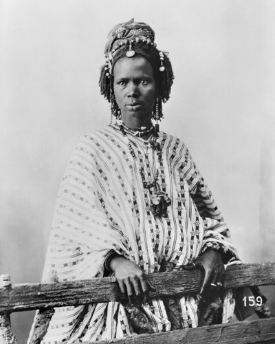सेनेगल की महिला, c.1900 (bw फोटो) द्वारा French Photographer
