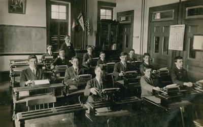टंकण वर्ग। 1913 में पोस्टकार्ड भेजा गया। द्वारा फ्रेंच फोटोग्राफर