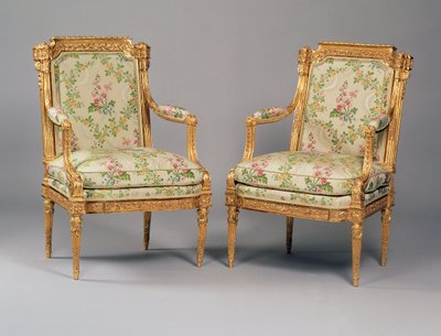 लुइस XVI फर्नीचर के सुइट से आर्मचेयर की एक जोड़ी, Delaisement द्वारा मुहरबंद, c.1780 (नक्काशीदार गिल्टवुड और असबाब) (222393 भी देखें) द्वारा फ्रेंच स्कूल