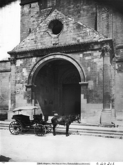 गिरजाघर Notre-Dame-des-Doms के पोर्च से पहले इंतजार कर रही गाड़ी द्वारा फ्रेंच स्कूल