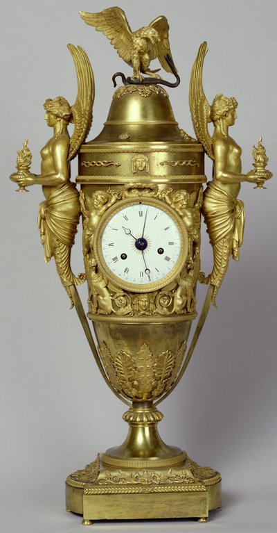 चील के साथ घड़ी फूलदान, c.1800 (सोने का पानी चढ़ा हुआ कांस्य) द्वारा फ्रेंच स्कूल