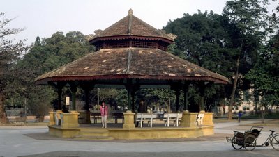 वियतनाम में औपनिवेशिक वास्तुकला: कियोस्क में "इंडोचाइनीज़" शैली का संगीत है, जिसे 1920 में हनोई में पॉल बर्ट स्क्वायर में बनाया गया था। इसने 1889 में एक फ्रांसीसी कंपनी द्वारा कमीशन किए गए पहले धातु निर्माण को बदल दिया। द्वारा फ्रेंच स्कूल