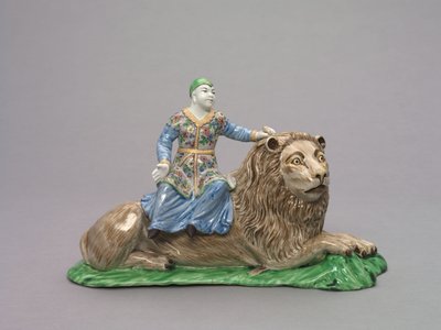 एक शेर पर बैठा चित्रा, c.1750 (तामचीनी सजावट के साथ नरम-पेस्ट चीनी मिट्टी के बरतन) द्वारा फ्रेंच स्कूल