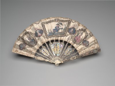 एक chinoiserie दृश्य के साथ तह प्रशंसक, देहाती आंकड़े, और अभी भी जीवन, c.1780s (हाथी दांत, सोने का पानी चढ़ा, माँ-मोती, ग्लास या रॉक क्रिस्टल, और पेस्ट मणि (बाद में) द्वारा फ्रेंच स्कूल