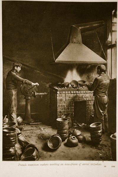 1914-19 में एरियल टॉरपीडो के नाक के टुकड़ों पर काम करने वाले फ्रांसीसी मुनियन निर्माता द्वारा फ्रेंच स्कूल