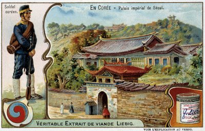 कोरिया: सियोल इम्पीरियल पैलेस एंड सोल्जर कॉस्ट्यूम - लीबिग क्रोमो, v.1900 द्वारा फ्रेंच स्कूल