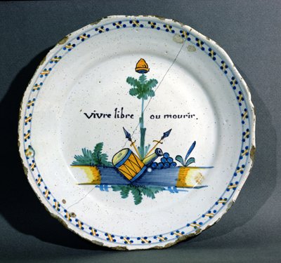 स्वतंत्रता या मृत्यु की घोषणा करते हुए लिबर्टी ट्री को दर्शाती प्लेट, c.1792 (सिरेमिक) द्वारा फ्रेंच स्कूल