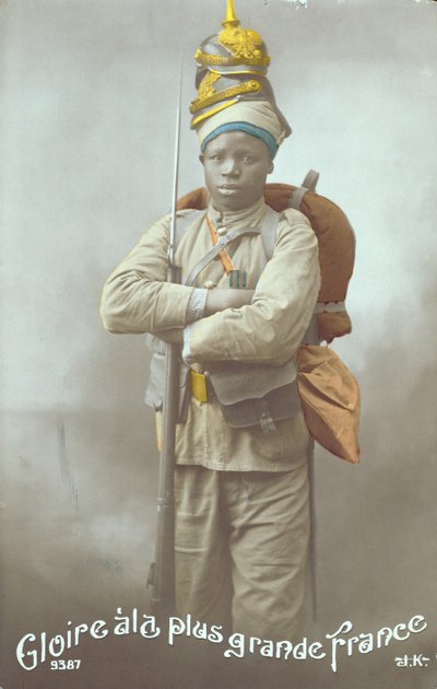 सेनेगल के एक सैनिक का चित्रण पोस्टकार्ड, 1915 (रंगीन फोटो) द्वारा फ्रेंच स्कूल