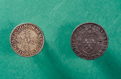 उलटे सिक्के: सबसे नीचे, फ्रांस के राजा हेनरी III (1551-1589) के पुतले के साथ आधा फ्रैंक चांदी का सिक्का द्वारा फ्रेंच स्कूल