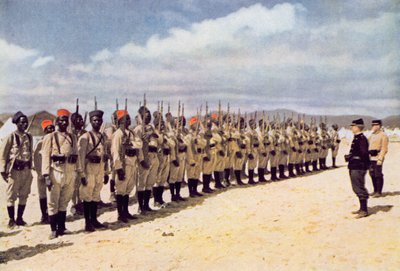 1915 में फ्रीजस (एक रंगीन तस्वीर के बाद) समुद्र तट पर सेनेगलिस इन्फैंट्री द्वारा फ्रेंच स्कूल