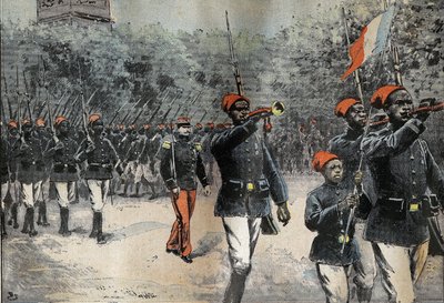 कमांडर जीन-बैप्टिस्ट मारचंद (1863-1934) के अफ्रीकी अन्वेषण मिशन से लौटते हुए सेनेगल के तिराइलर्स, 14 जुलाई की समीक्षा की तैयारी कर रहे कैप्टन मैंगिन (1873-1908) के नेतृत्व में द्वारा फ्रेंच स्कूल