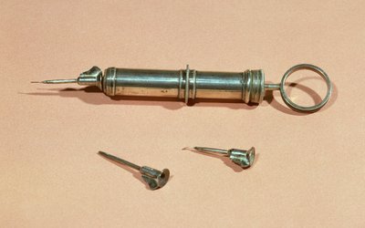 सिरिंज का आविष्कार चार्ल्स-गैब्रियल प्रवाज़ (1791-1853) ने 1853 में विभिन्न सुइयों के साथ किया था द्वारा फ्रेंच स्कूल