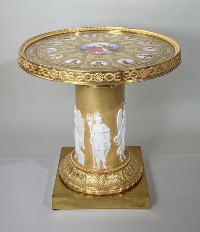 ऑस्ट्रेलिट्ज टेबल, 1808-10 (सोने और चीनी मिट्टी के बरतन) में नेपोलियन की जीत की बधाई देने वाली सेवेरस पट्टिका के साथ जड़ा हुआ (150427 भी देखें) द्वारा French School
