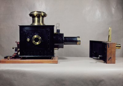 अगस्त (1862-1954) और लुई ल्यूमियर (1864-1948) द्वारा निर्मित पहले सिनेमा प्रोजेक्टरों में से एक का दृश्य द्वारा फ्रेंच स्कूल