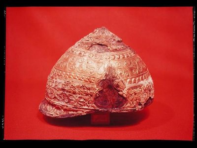 एम्फ़्रेविल, यूरे से हेलमेट, c.275-225 ईसा पूर्व (कांस्य, लोहा, सोना और तामचीनी) (यह भी 128301 देखें) द्वारा फ्रेंच भाषा