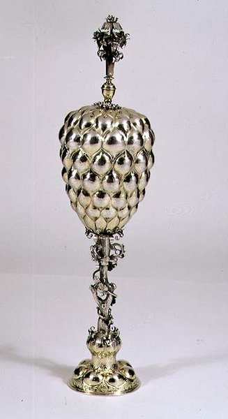अनानास के आकार का कप और कवर, नूर्नबर्ग, c.1620 (सिल्वर गिल्ट) द्वारा जर्मन स्कूल