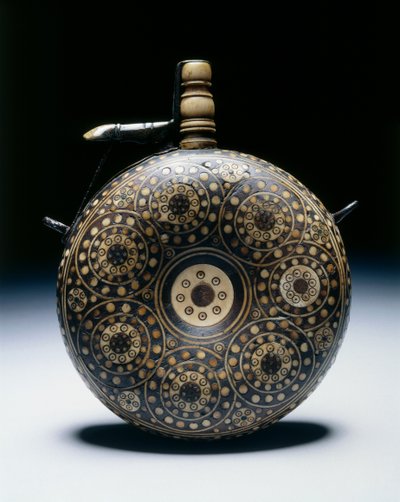 पाउडर फ्लास्क, c.1620-50 (सींग, हड्डी, पीतल और लोहे के साथ अखरोट) द्वारा जर्मन स्कूल