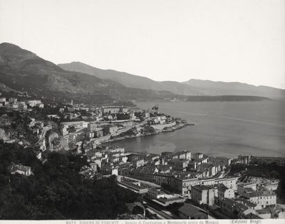 Condamine और Montecarlo का दृश्य, समुद्र के नज़ारों वाले दो आबादी वाले शहर। तस्वीर मोनाको से ली गई थी द्वारा जियाकोमो ब्रोगी