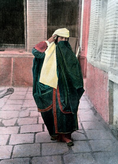 पारंपरिक वेशभूषा में फारसी महिला, c1890। द्वारा Gillot
