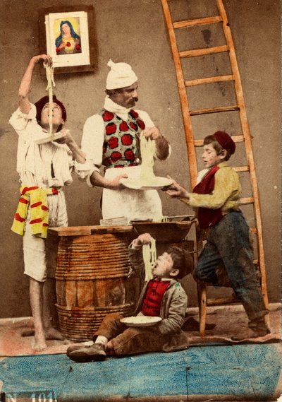 बच्चे हाथों से स्पेगेटी खाते हैं, नेपल्स, c.1865 (डबल-वेट पेपर पर प्रिंट) द्वारा जियोर्जियो कॉनराड