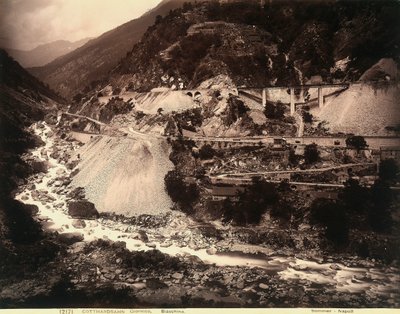 Giornico और Biasca . के बीच सैन गोटार्डो रेलमार्ग का एक खंड द्वारा जियोर्जियो गर्मी