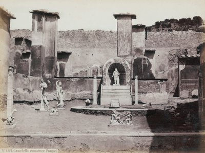 पोम्पेई में हाउस ऑफ मार्कस ल्यूक्रेटियस के ऊंचे बगीचे का आंशिक दृश्य, संगमरमर की मूर्तियों और जड़ी-बूटियों से सजाया गया है। केंद्र में एक आला के साथ एक फव्वारा। दीवार चित्रों की पृष्ठभूमि में टुकड़े द्वारा जियोर्जियो गर्मी