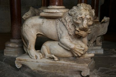 सिंह, सेंट&39;आंड्रिया के चर्च में पल्पिट पर, c.1298-1301 (संगमरमर) द्वारा Giovanni Pisano