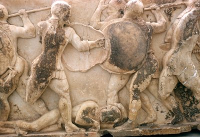 पेट्रोक्लस के शरीर पर लड़ो, Siphnian ट्रेजरी से भून, c.525 ईसा पूर्व (संगमरमर) द्वारा Greek