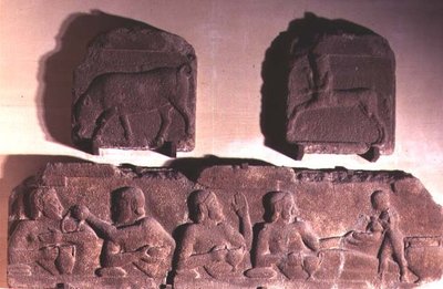 असोस (मैसिया) में एथेना के मंदिर से एक सेंटौर और एक सूअर और हेराक्लीज़ दावत का चित्रण करते हुए दो मेटोप, c.540-520 ईसा पूर्व (एंडीसाइट पत्थर) द्वारा यूनानी