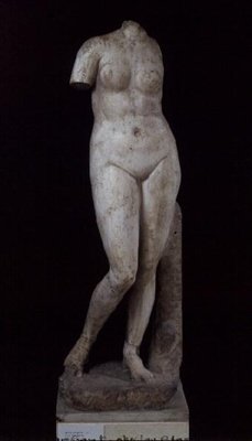 एफ़्रोडाइट नग्न खड़ा, अलेक्जेंड्रिया, c.336-30 ईसा पूर्व (संगमरमर) द्वारा यूनानी